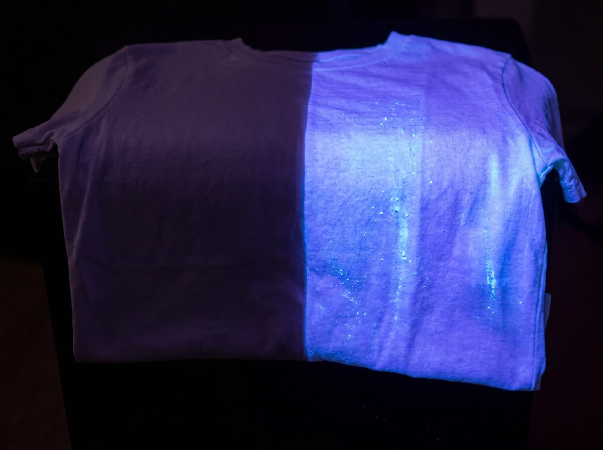 Optische Aufheller auf Stoff unter UV-Licht sichtbar